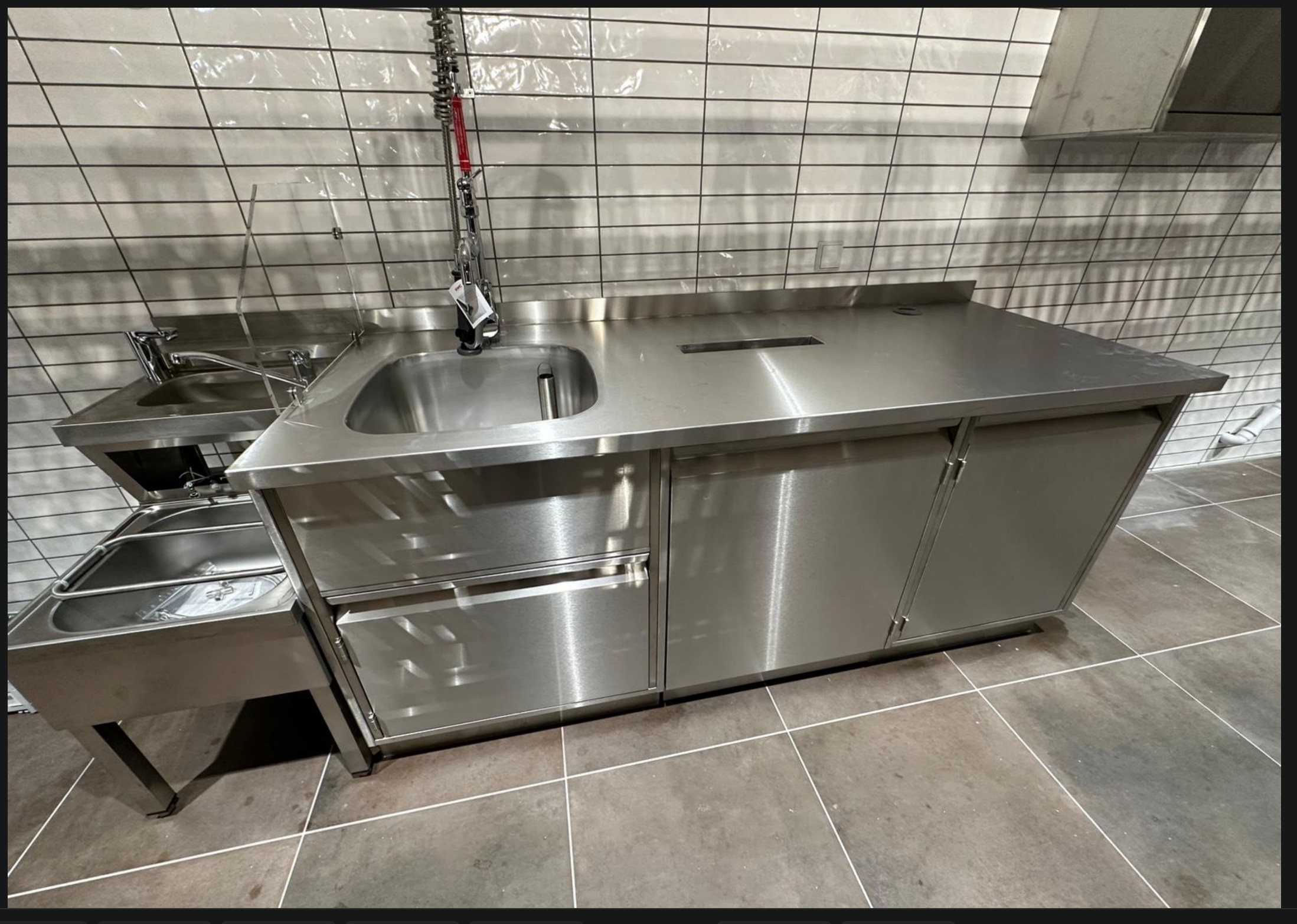 Edelstahl-Arbeitstische Produktionshalle Berlin